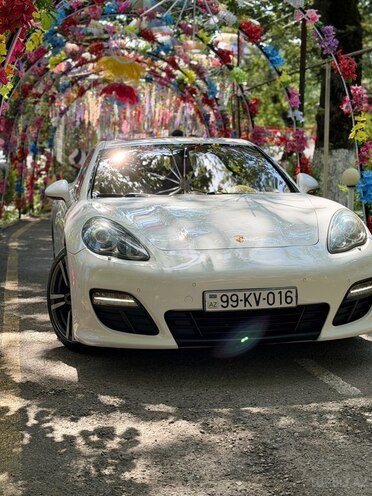 Porsche Panamera 4S-1