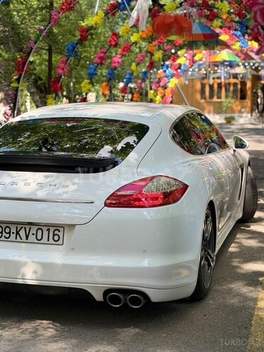 Porsche Panamera 4S-5