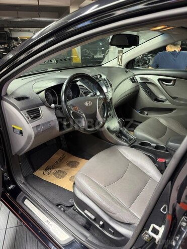 Hyundai Elantra-17