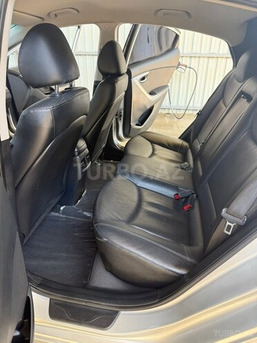 Hyundai Elantra-11