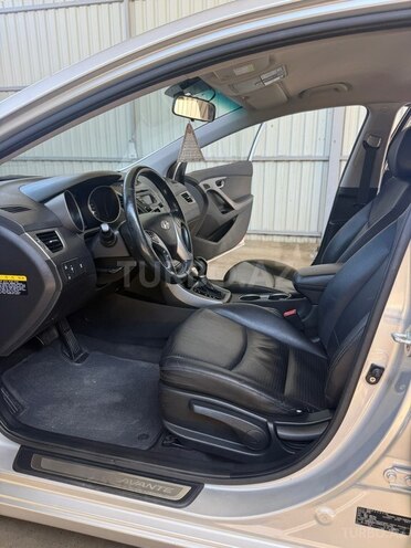 Hyundai Elantra-9