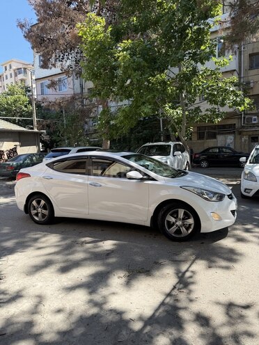 Hyundai Elantra-4