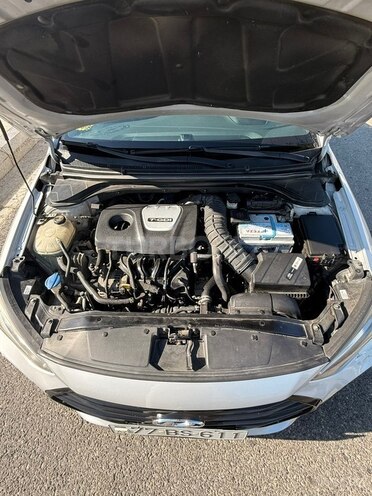 Hyundai Elantra-12