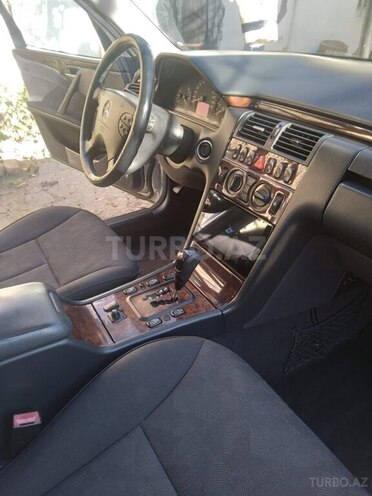 Mercedes E 270-5