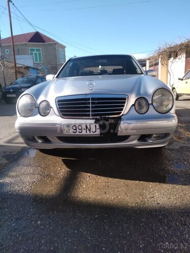 Mercedes E 270-1