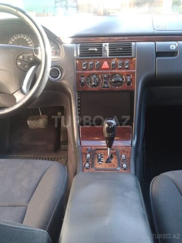 Mercedes E 270-6