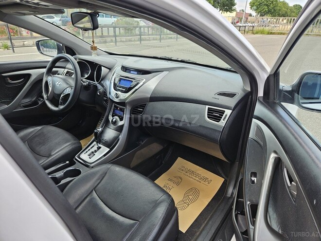 Hyundai Elantra-12