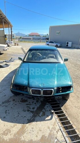 BMW 320-1
