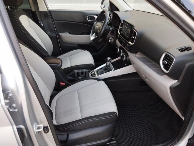 Hyundai Venue-10