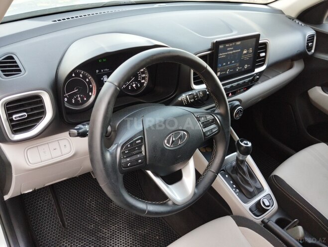 Hyundai Venue-13