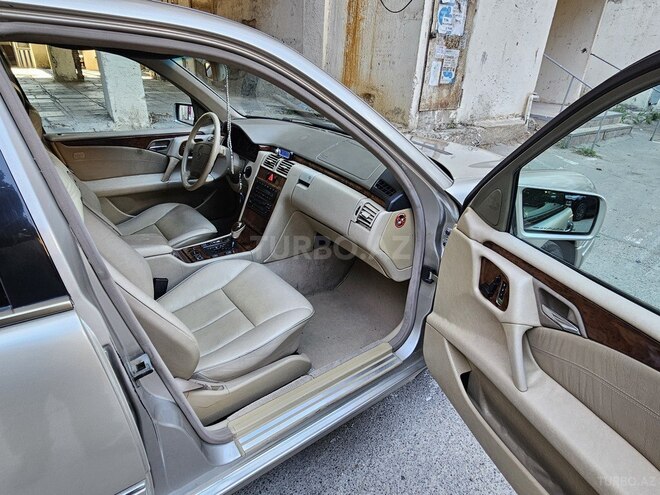 Mercedes E 280-11