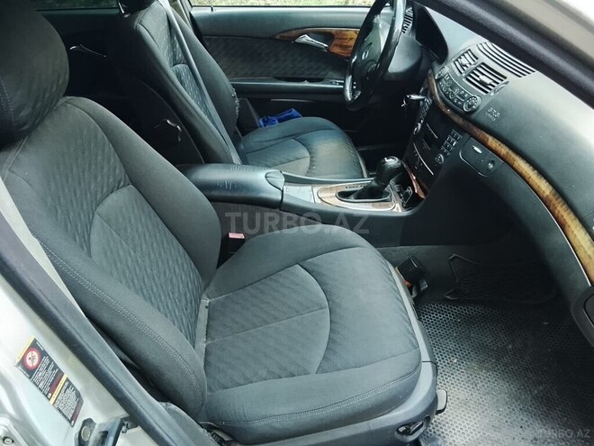 Mercedes E 220-11