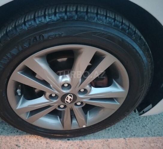 Hyundai Elantra-13