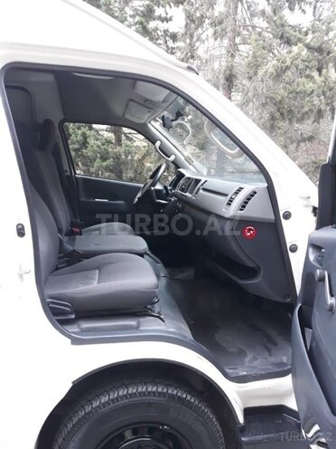 Toyota HiAce-7