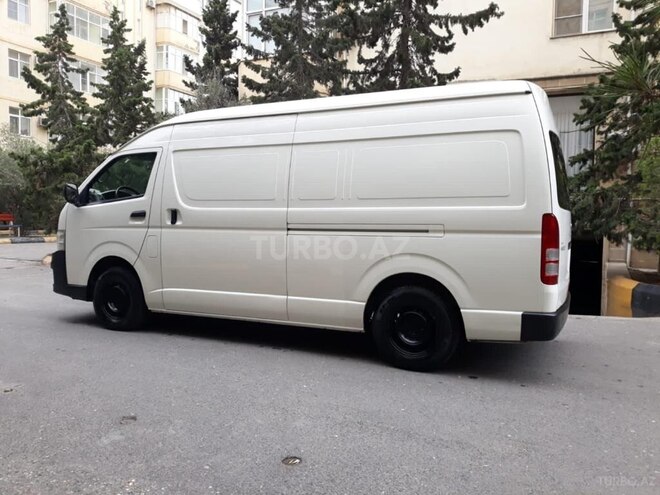 Toyota HiAce-4