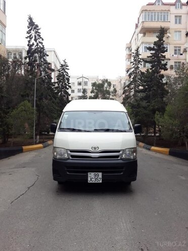 Toyota HiAce-1