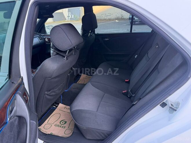 Mercedes E 240-13