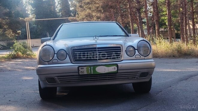 Mercedes E 220-1