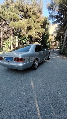 Mercedes E 220-10