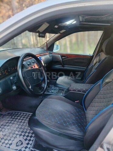 Mercedes E 220-11