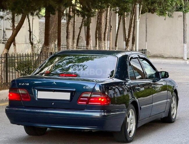 Mercedes E 220-12