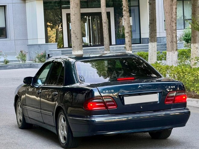 Mercedes E 220-11