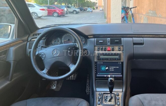 Mercedes E 220-10