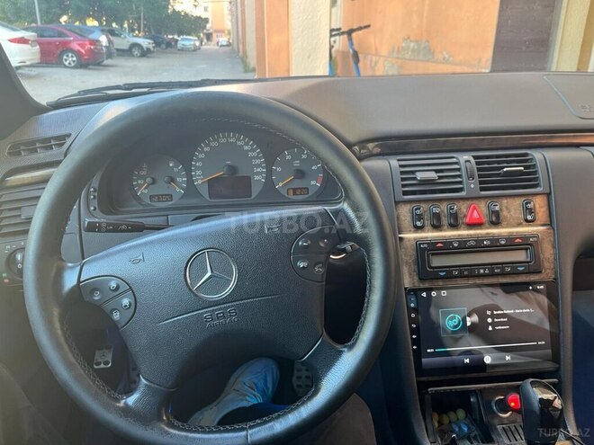 Mercedes E 220-11