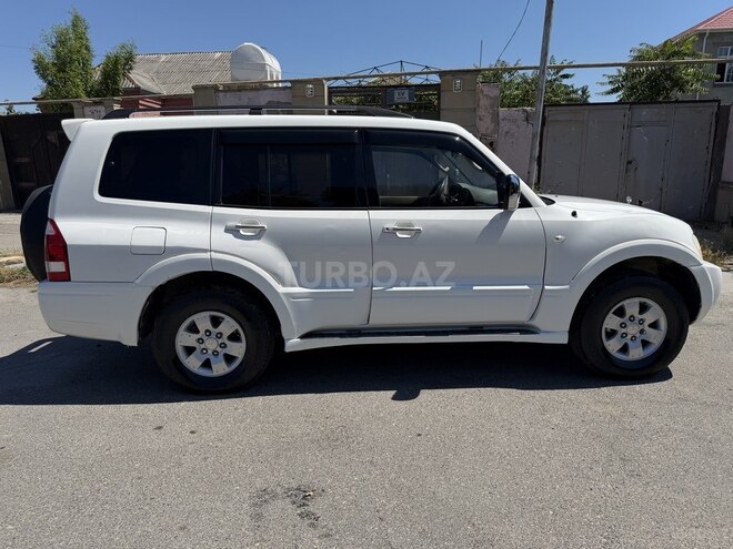 Mitsubishi Pajero-4