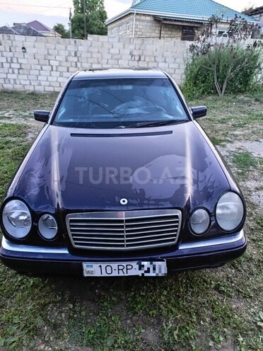 Mercedes E 240-1