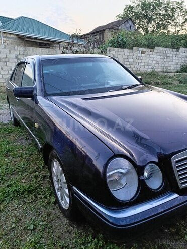 Mercedes E 240-3
