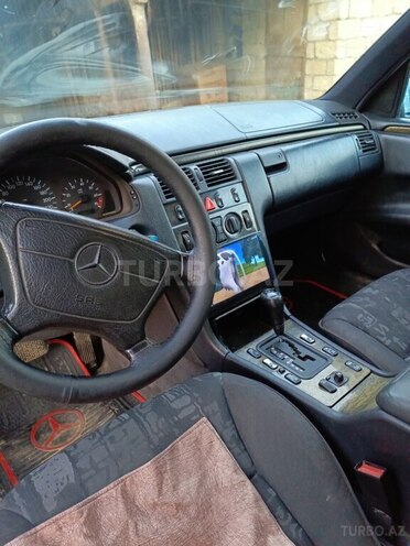 Mercedes E 240-8