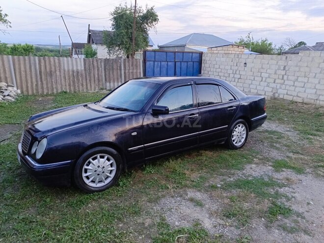 Mercedes E 240-11