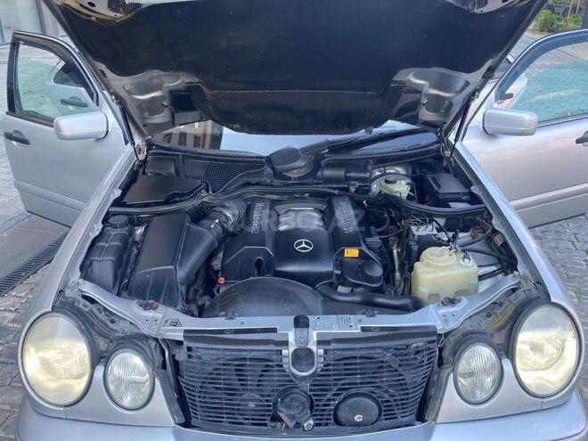 Mercedes E 240-4