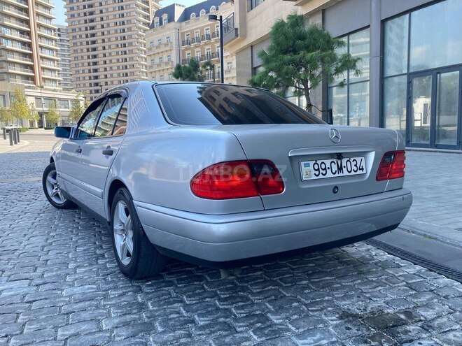 Mercedes E 240-11