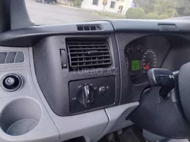 Ford Transit-12