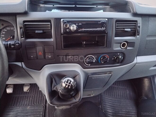 Ford Transit-13
