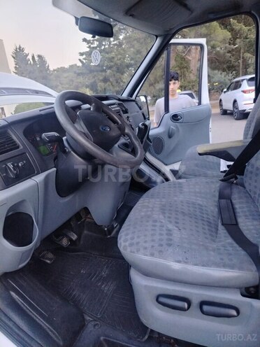 Ford Transit-16