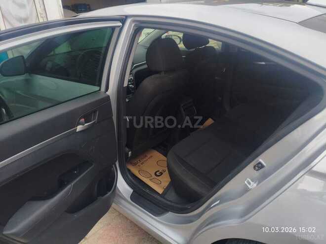 Hyundai Elantra-11