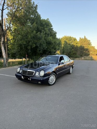 Mercedes E 240-1