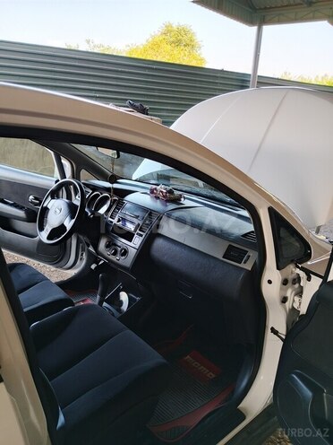 Nissan Tiida-4