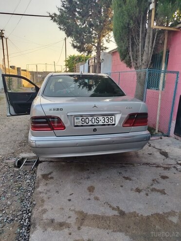 Mercedes E 220-2