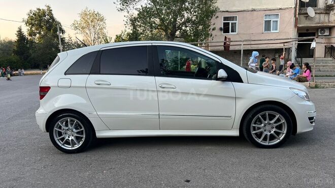 Mercedes B 180-8