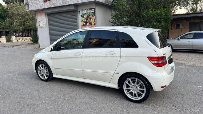 Mercedes B 180-17