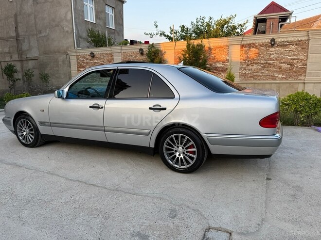 Mercedes E 240-4