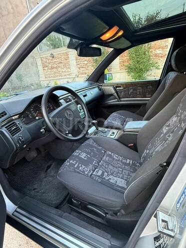Mercedes E 240-16