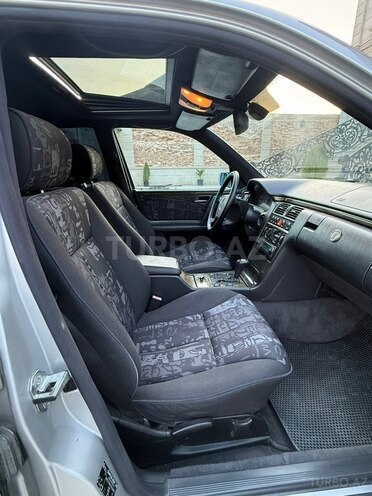 Mercedes E 240-17