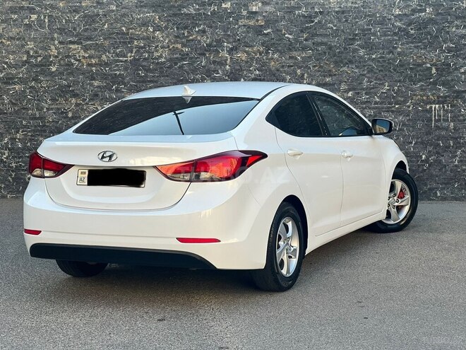 Hyundai Elantra-12