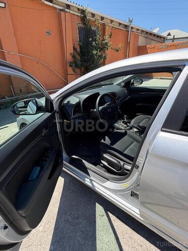 Hyundai Elantra-13