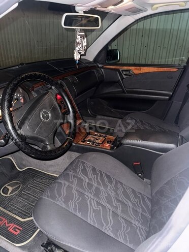 Mercedes E 240-4